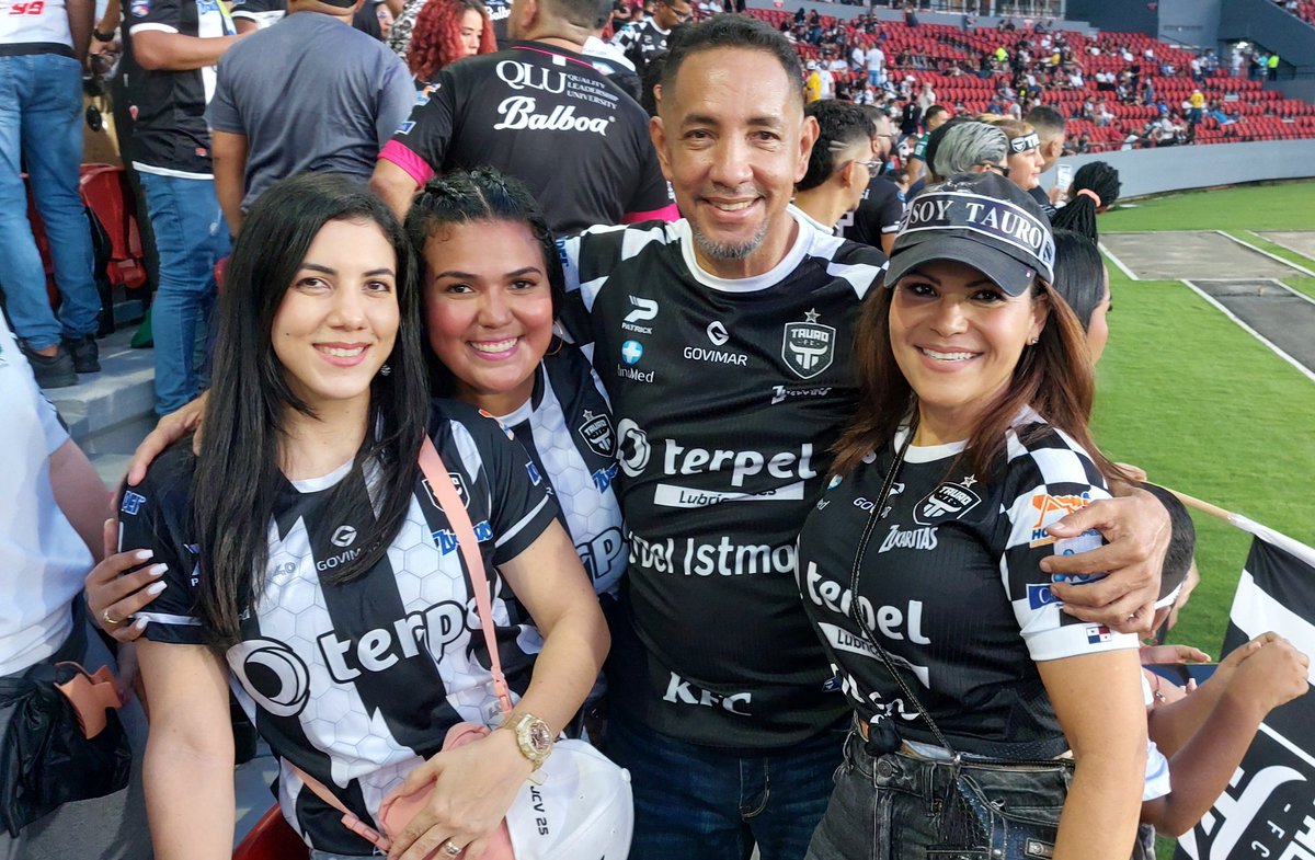 AbregoF21's tweet photo. Comienza La @LPFpanama y seguiremos apoyando al @TauroFC Junto a estas bellezas @_imfany @Glohurley @arosario03  Vamos Por La 18 , Vamos Con Todo 💪 https://t.co/9hAn9xzVfC