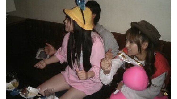 Q2HeyX's tweet photo. 秋元康の上納システムは本当なのか？
この動画では AKB48の女の子たちが政治家相手に性接待していた ことが語られてます。
語っているのは 増山麗奈 で2016年に参院選に出馬したが落選した人です。
この事から、政界とは深い繋がりがあったことが伺えます。
※コスプレ画像は電通に上納されたヤツ