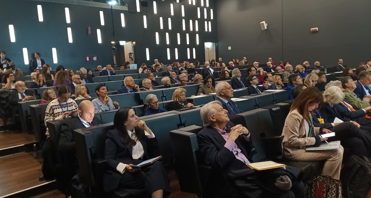 Importanti interventi  introduttivi con <a href="/DeBortoliF/">Ferruccio de Bortoli</a> (Presidente della @fondazionecorriere) che racconta il contesto in cui ci muoviamo e il senso del #NYF e l’intervento del Nobel <a href="/giorgioparisi/">giorgio parisi</a> che parla della fuga cervelli e della necessità di una nuova agenda