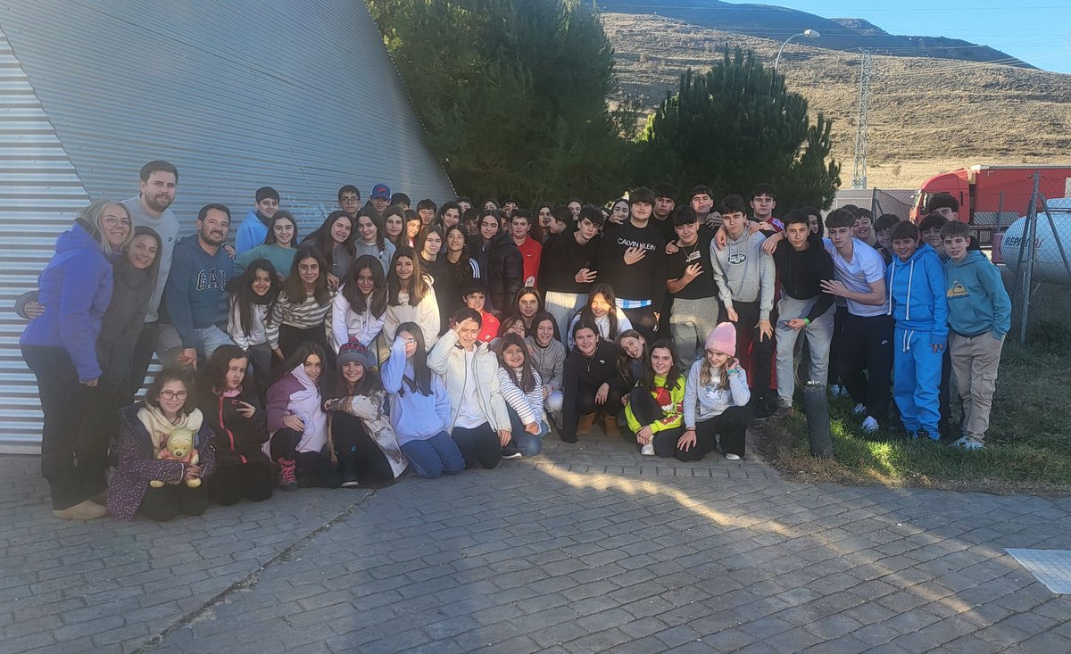 Familias, estamos a hora y media. Calculamos que sobre las 17: 45 estamos allí. Aprovechamos para daros las gracias por depositar la confianza en nosotros. Tenéis unos hijos estupendos.
#ViajedeesquiHBST2025 <a href="/HBSTORREJON/">Humanitas Torrejón</a>