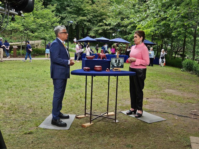 𝐁𝐞𝐡𝐢𝐧𝐝 𝐭𝐡𝐞 𝐬𝐜𝐞𝐧𝐞𝐬: I had such an incredible experience filming <a href="/RoadshowPBS/">Antiques Roadshow</a>! It was an honor to share some #CherokeeHistory about the pottery crafted by children who attended the Sequoyah Orphan Training School.

Check out my segment here: youtu.be/h94_XndCOtk?si…