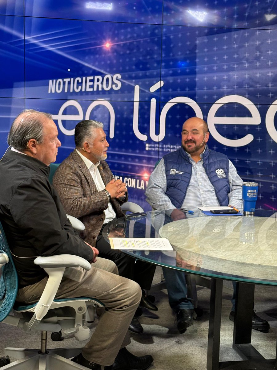 JorgeEspadasMX's tweet photo. Con mis compañeros David Martínez y Alejandro Arias, analizamos los primeros 100 días del Gobierno de la Gente.
Hoy podemos decir que vamos por buen rumbo, con una gobernadora presente y más cercana a las y los guanajuatenses.
#Presente #CercaDeTi #DistritoXXI #CompromisoContigo #AccionesQueTransforman #teamespadas⚔️⚔️