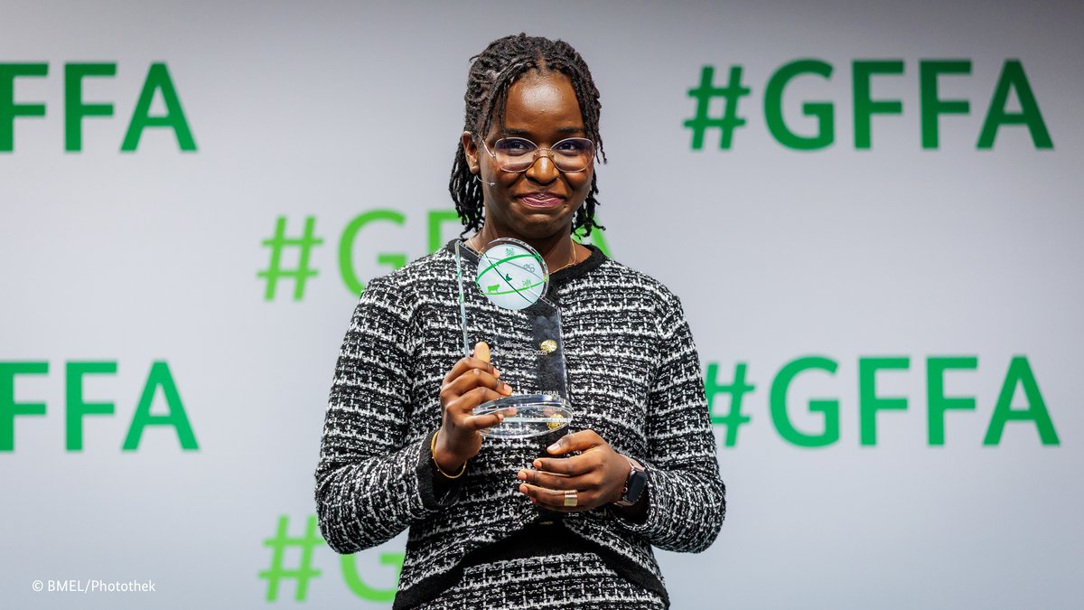 BMLEH_Bund's tweet photo. 🌐 Global Forum for Food and Agriculture #GFFA 2025
Sieger des #ScienceSlam ist Dorcas Sanginga Alame! Wir gratulieren! 🎉
@GruenClaudia überreicht die Trophäe. Danke an alle Teilnehmenden! https://t.co/eZrtgqQCpi