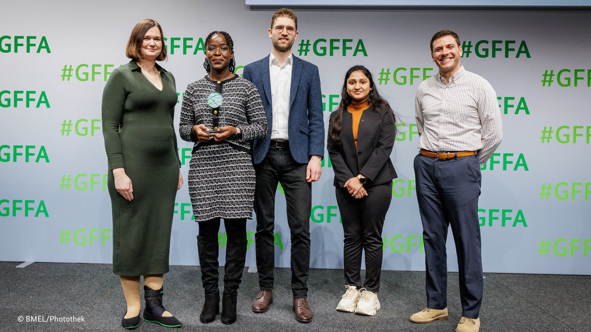 BMLEH_Bund's tweet photo. 🌐 Global Forum for Food and Agriculture #GFFA 2025
Sieger des #ScienceSlam ist Dorcas Sanginga Alame! Wir gratulieren! 🎉
@GruenClaudia überreicht die Trophäe. Danke an alle Teilnehmenden! https://t.co/eZrtgqQCpi