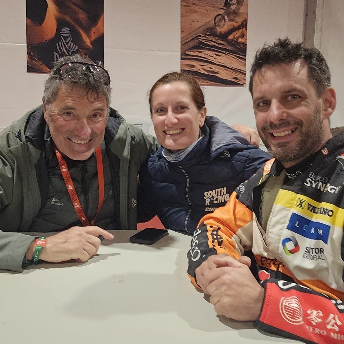 👋 Depuis le <a href="/dakar/">DAKAR RALLY</a> 
—
Sébastien Delaunay (notre directeur sportif, engagé sous le numéro 234), Serge Henninot (responsable des partenariats) et Anne Odru (service sportif) vous envoient leurs pensées depuis le #Dakar2025 !🇸🇦

Hâte de vous retrouver sur le #RallyeRosesdesSables !