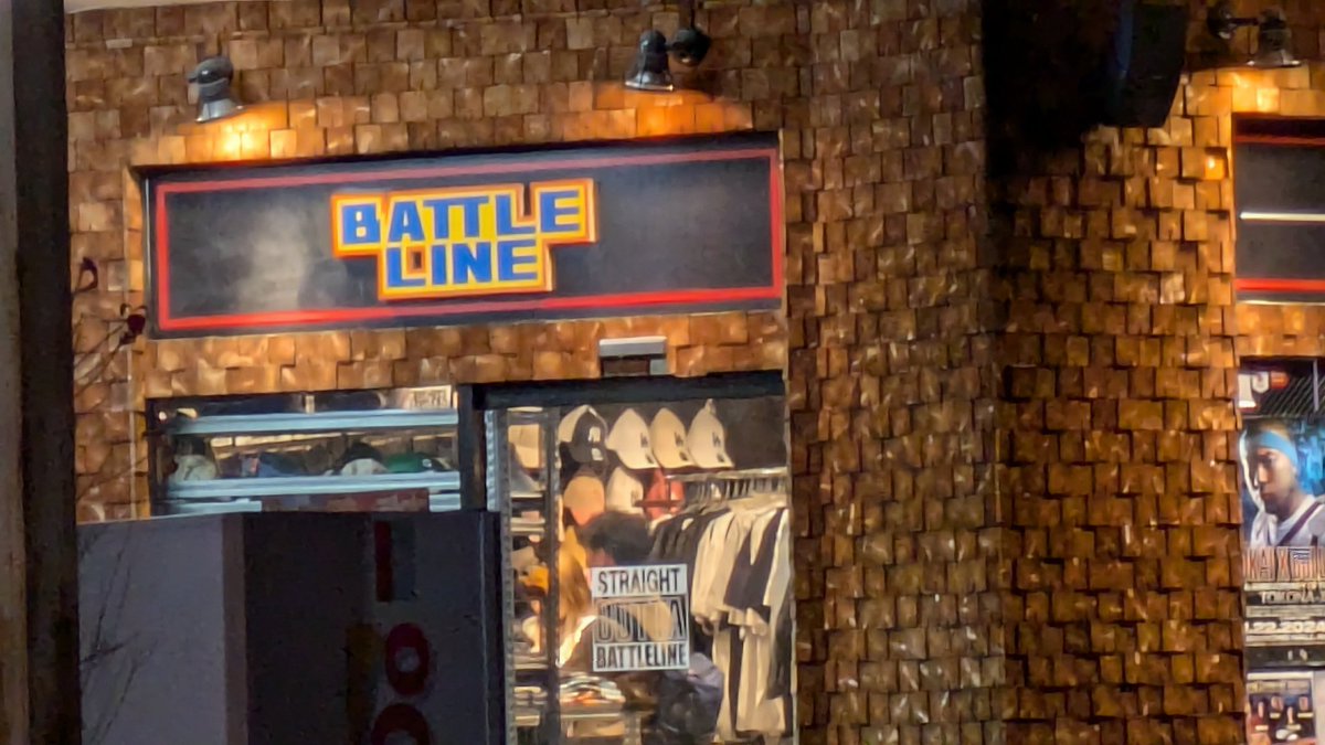 V2Rgh4's tweet photo. から揚げの天才の後は浜松のBATTLELINEに立ち寄りグッズコラボで3日間1日店長なSHONOさんに会ってきた。
凄くフランクに話をしてくれてついつい長居してしまったけど、店の雰囲気含めて楽しかった✨
受注販売含め2点購入し、ファンサもありがとうございました😊
@SHONO_14
#BATTLELINE https://t.co/Q9pcRgE45s