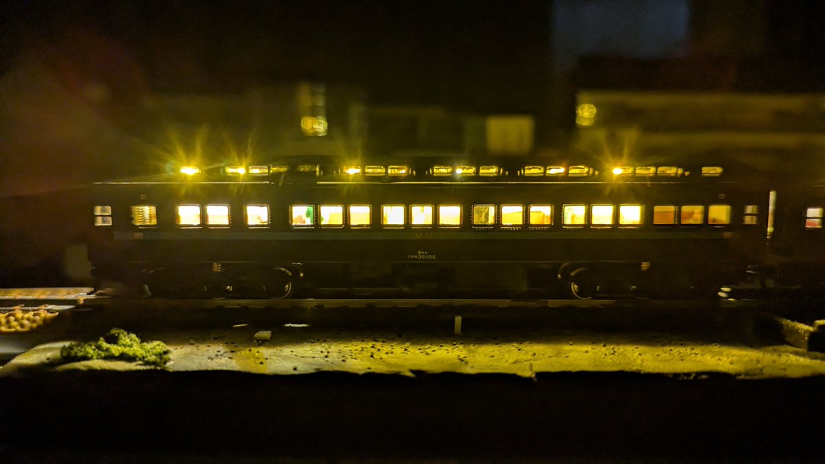 Suhafu32double's tweet photo. KATO オハ31一族改造シリーズ
二等寝台車 マロネ38 108、落成。
こちらは長らく活躍していた、
マロネロ38 8の老朽化のため、更新工事の名目で作成。

まさかの二両同時出場、特急富士の3号車に編入です。
末永く優等列車に連結して活躍してもらいます。 https://t.co/YUq2kxEZVW