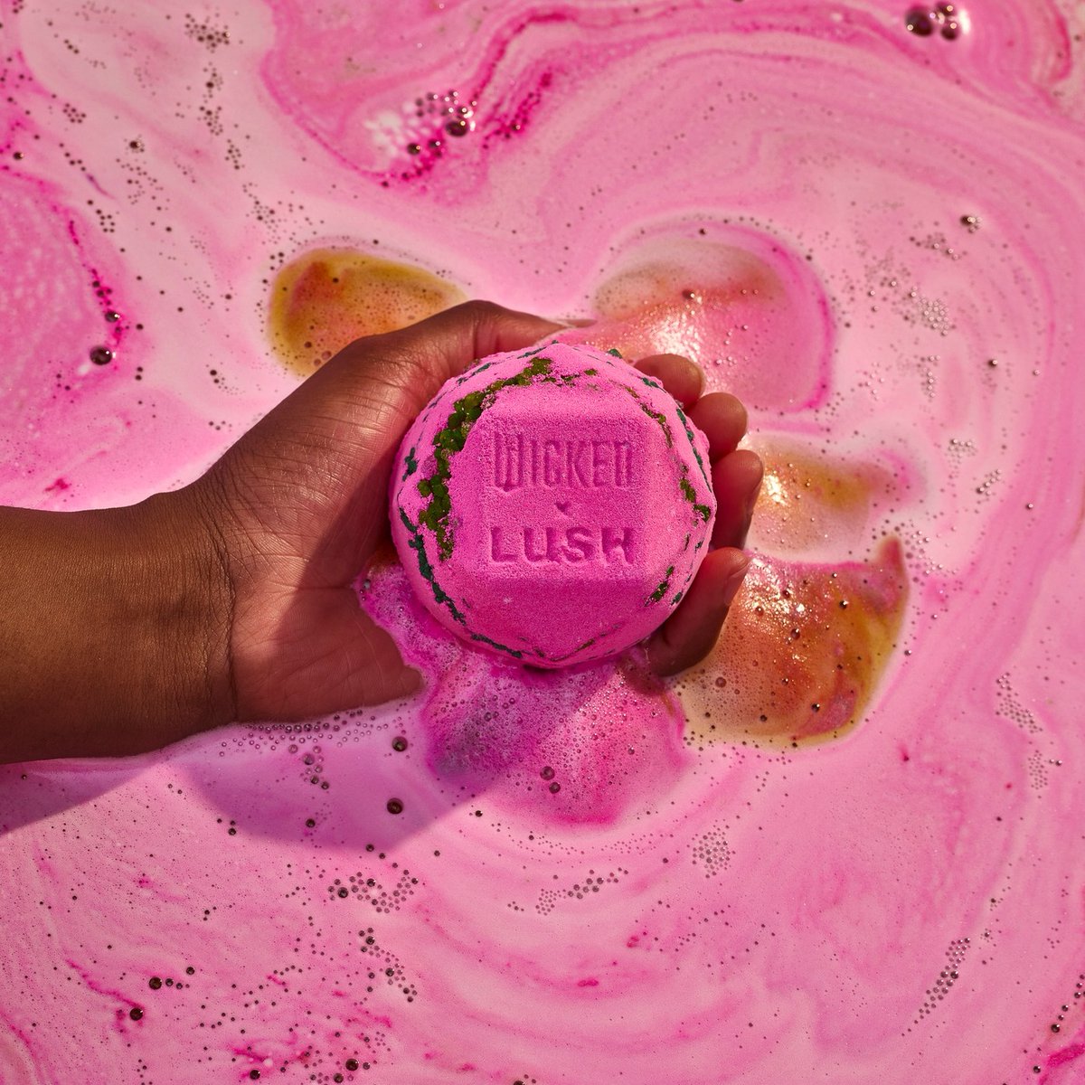📷 Step into a world of emerald enchantment with Wicked X Lush! 
Discover a magical collection where self-care reigns supreme and fragrances combine sweet florals with woody, spicy notes!
Shop the collection in-store at Lush today. 📷