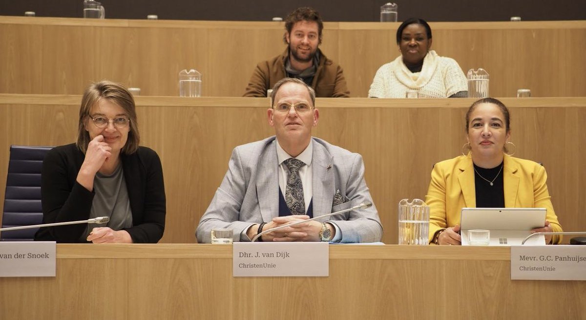 hnsvandijk's tweet image. Gisteravond voor het eerst in onze nieuwe samenstelling vergaderd in de raadzaal.
En onze nieuwe fractie foto laten maken.

Dank  📷 Jeffrey Koppelaar👍

@CUAlmere @CUFlevoland  @christenunie