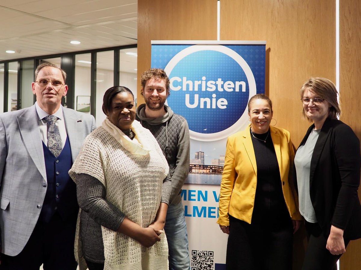 hnsvandijk's tweet image. Gisteravond voor het eerst in onze nieuwe samenstelling vergaderd in de raadzaal.
En onze nieuwe fractie foto laten maken.

Dank  📷 Jeffrey Koppelaar👍

@CUAlmere @CUFlevoland  @christenunie