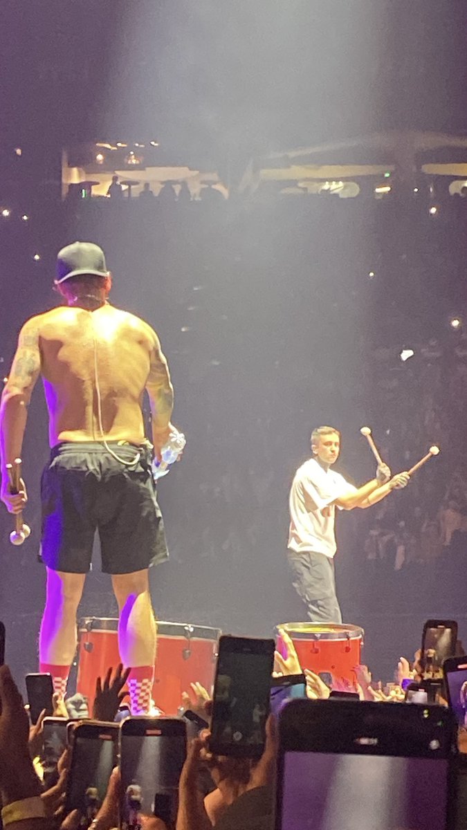 casi me mword viendo a los chicos pero valió la pena el sacrificio porque los vi de cerca y eso lo vale todo 

TERCERA VEZ QUE LOS VEOOOO ❤️‍🩹✨🇨🇴 gracias por tanto <a href="/twentyonepilots/">twenty one pilots</a> #clancybogota