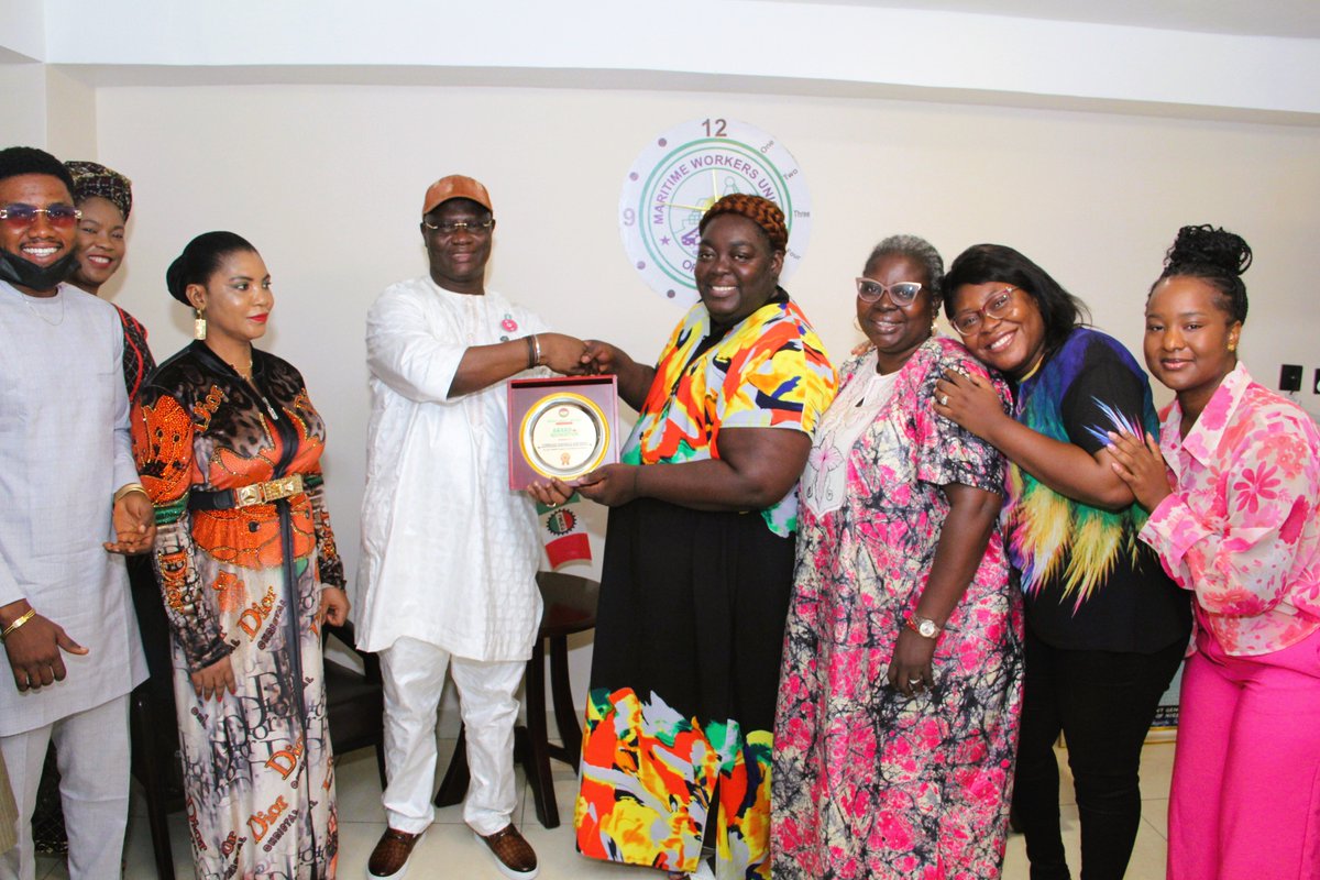 adeyanju92's tweet photo. Earlier today, I was honoured with the presence of the Nigeria Labour Congress (NLC) Lagos Chairperson, Com. Funmi Sessi along with the country director of Solidarity Centre on a courtesy to our National Secretariat.

@NLCHeadquarters 
@SolidarityCntr https://t.co/8KRSEui7f2