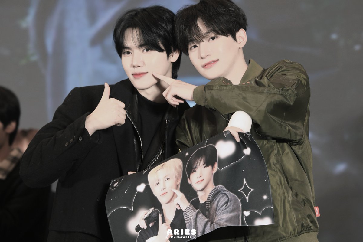 241021 팬싸

ദ്ദി ˉ͈̀꒳ˉ͈́ )✧

#CRAVITY #크래비티 #미니모 
#정모 #JUNGMO #민희 #MINHEE