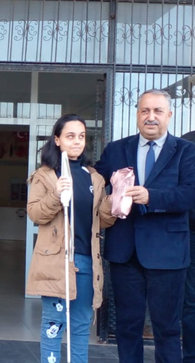 Bazen gönül gözü ile bakmak lazım dünyaya. 
Gönlü güzel Ecrin kızım hayallerin engel tanımadığını bizlere bir kez daha ispat etti. Mezitli Anadolu Lisesi 9. Sınıflar dönem birincisi olan Ecrin kızımı bu başarısından dolayı tebrik ediyor, gözlerinden öpüyorum.
Ecrin Kızım, en kısa