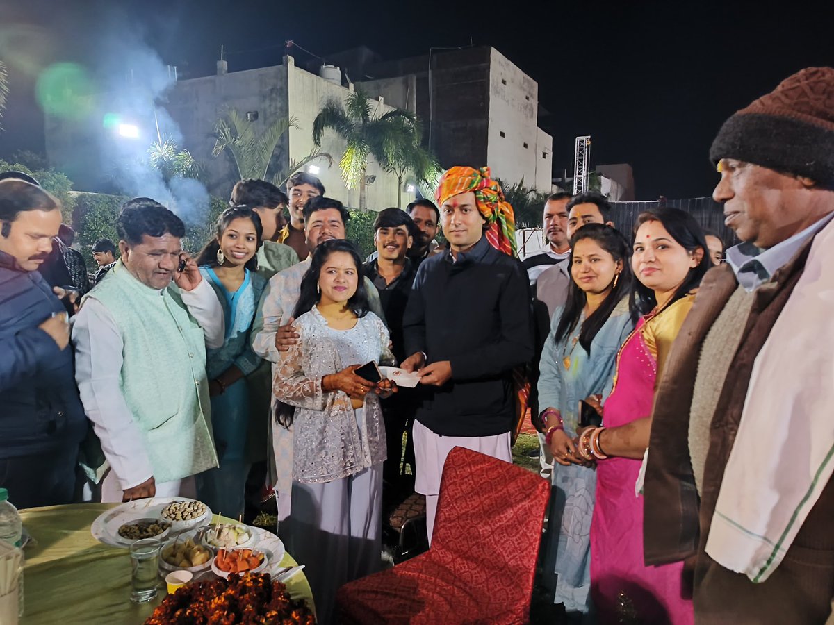JVSinghINC's tweet photo. आज राघौगढ़ में विभिन्न कार्यक्रमों में परिवारजनों के साथ। 🙏 https://t.co/a0yvVpueNZ