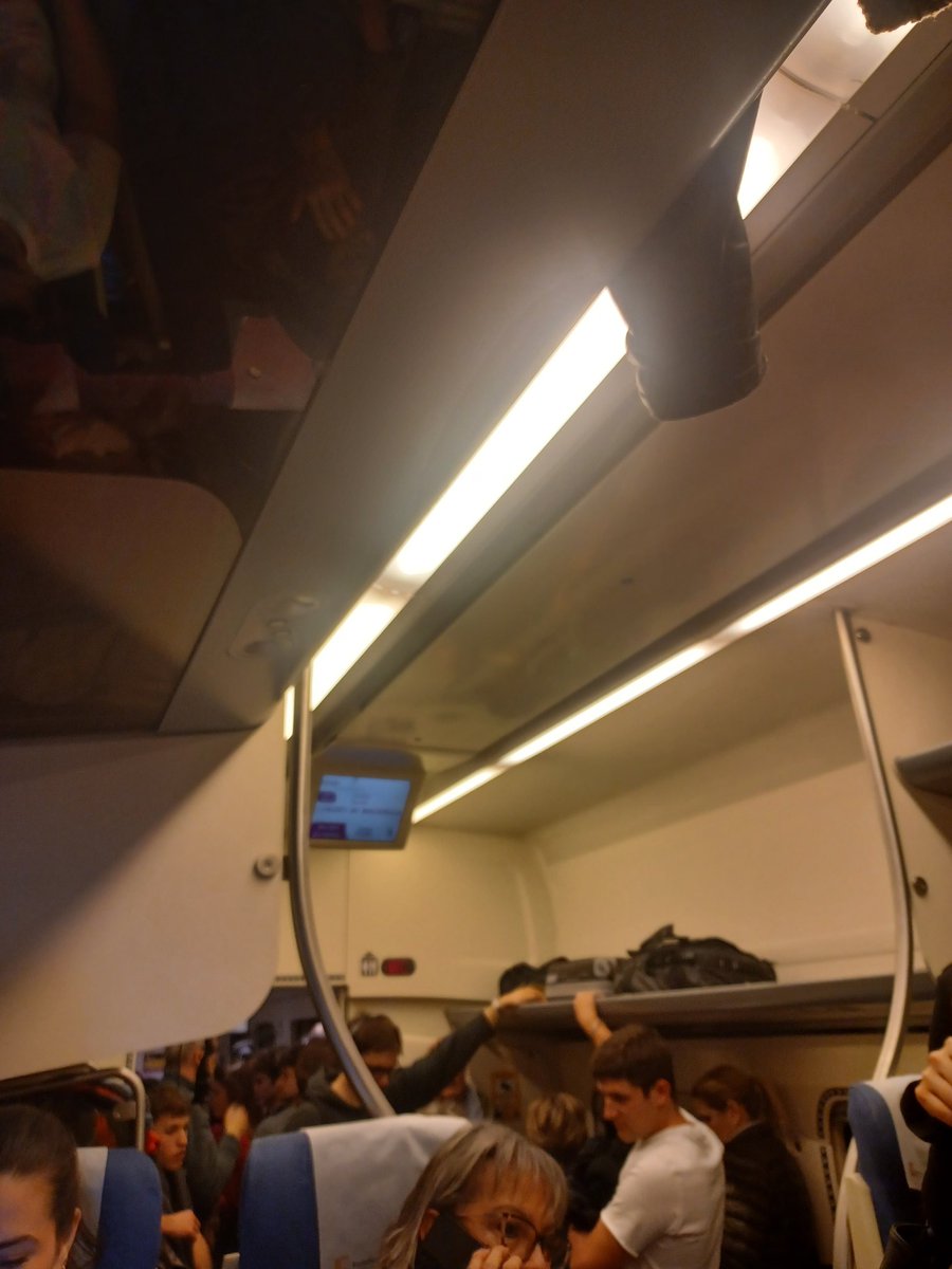 Benvolguts <a href="/rodalies/">Rodalies Catalunya</a>.
Per què poseu un tren curt de 3 vagons a la línia R11 un divendres a les 16.16 h direcció Figueres quan habitualment és de sis i ja va ple normalment? I no és el segon, ni tercer cop...😤 Tothom va com anxoves! I al Clot ja no pot pujar la gent!🥵