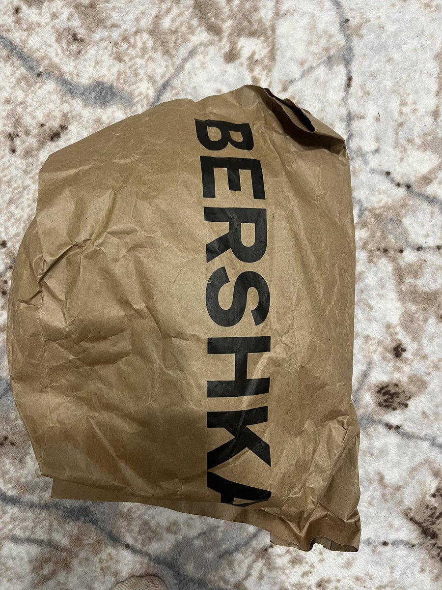 Çok sevgili <a href="/Bershka/">BERSHKA</a>  siz ayakkabı gönderimi yaparken bu şekilde mi paketliyorsunuz , ayakkabı kutusu kullanmak neden ihmal ediliyor ? Aldığım iki ayakkabı rezalet bir şekilde gönderilmiş ..