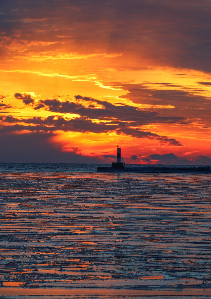 Beautiful sunrise this morning in Milwaukee. Almost makes me want to post on this platform again. #sunrise #GoodMorning #coffee