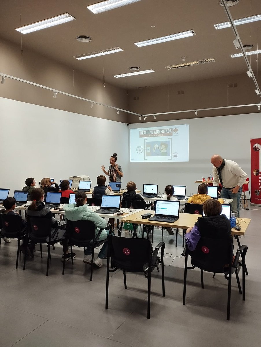 CICUS_'s tweet image. 🚀 También se ha llevado a cabo el taller de creación de videojuegos con #Scratch. Además, los asistentes han podido disfrutar de las máquinas recreativas instaladas en nuestro patio y ha habido un espacio dedicado a los juegos de mesa... Y todavía queda mucho más 😊