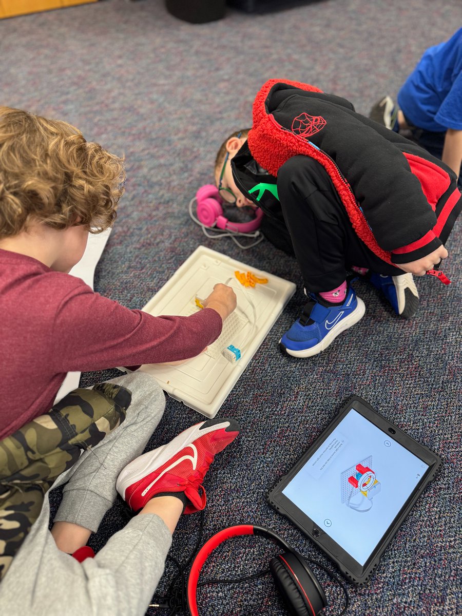 1st graders are lighting up their creativity! 🔦✨ Using LEGO Spike Essential kits, these young innovators are building their very own light sources. Hands-on learning at its brightest! #CuriousCreativeConnected #TeamMcKinney <a href="/McKinneySTEAM/">MISD STEAM</a>