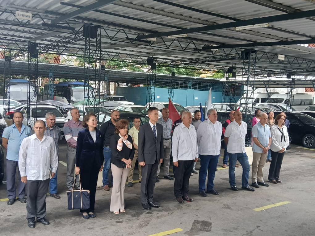 PartidoPCC's tweet photo. China está junto a #Cuba sin vacilación, así lo expresó el Embajador del gigante asiático en la nación caribeña, Hua Xin, durante el acto de entrega y recepción de un donativo de tres autos que contribuirán al trabajo del Partido Comunista de Cuba (PCC). https://t.co/cjCXOcuZet