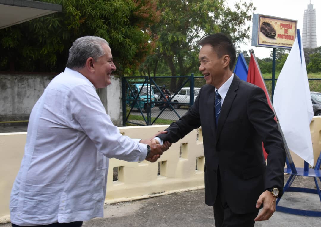 PartidoPCC's tweet photo. China está junto a #Cuba sin vacilación, así lo expresó el Embajador del gigante asiático en la nación caribeña, Hua Xin, durante el acto de entrega y recepción de un donativo de tres autos que contribuirán al trabajo del Partido Comunista de Cuba (PCC). https://t.co/cjCXOcuZet