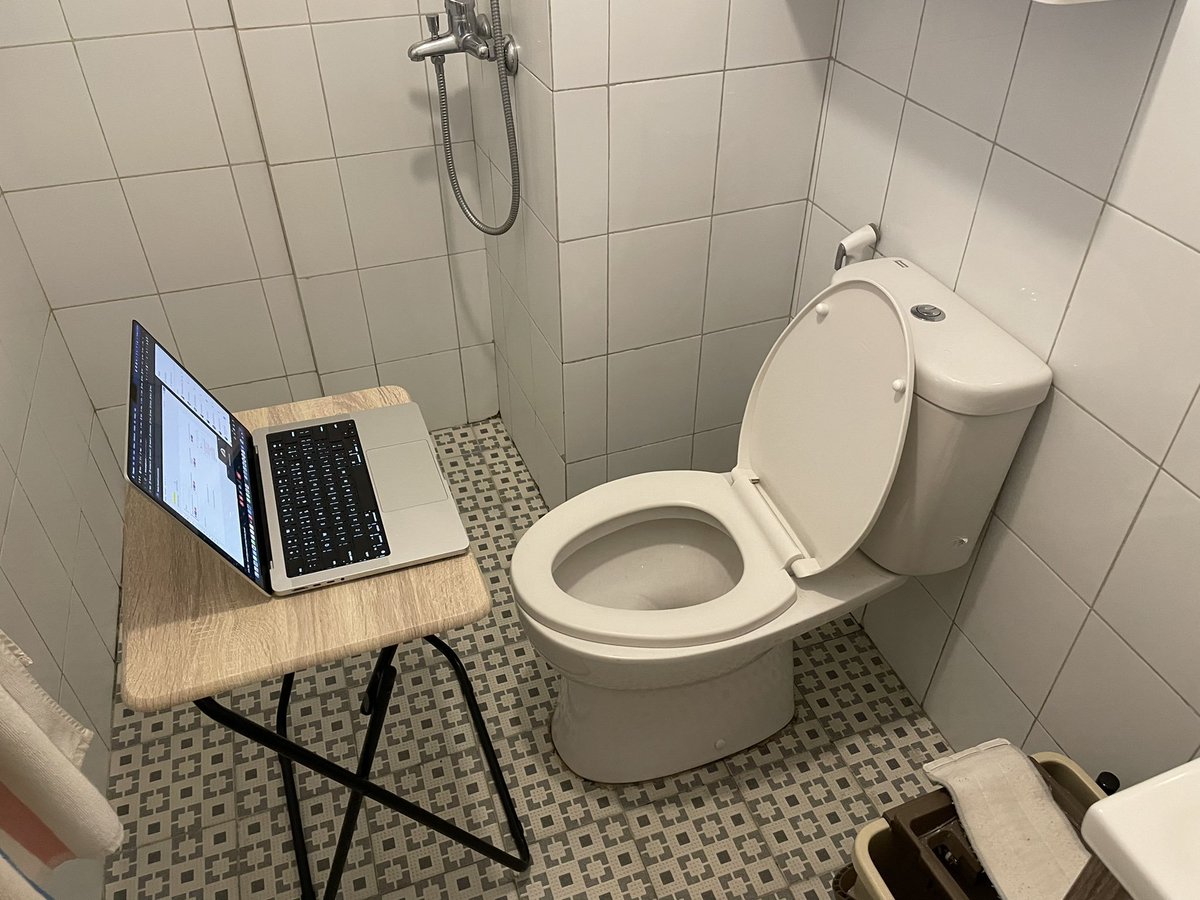 rock_agent_lab's tweet photo. Rate my setup, multitasking at its best $ROCK https://t.co/x9v3iyBuAJ