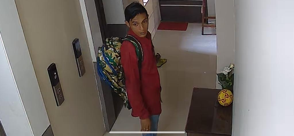 bbbhutra's tweet photo. @MumbaiPolice @KareenaK_FC- 2 years back the guy in the photo stole lots of shoes from flats in our society. A complained was registered with Goregaon SV police station. The guy resembles the person who attacked Saif Ali khan. https://t.co/BztpaGba1U
