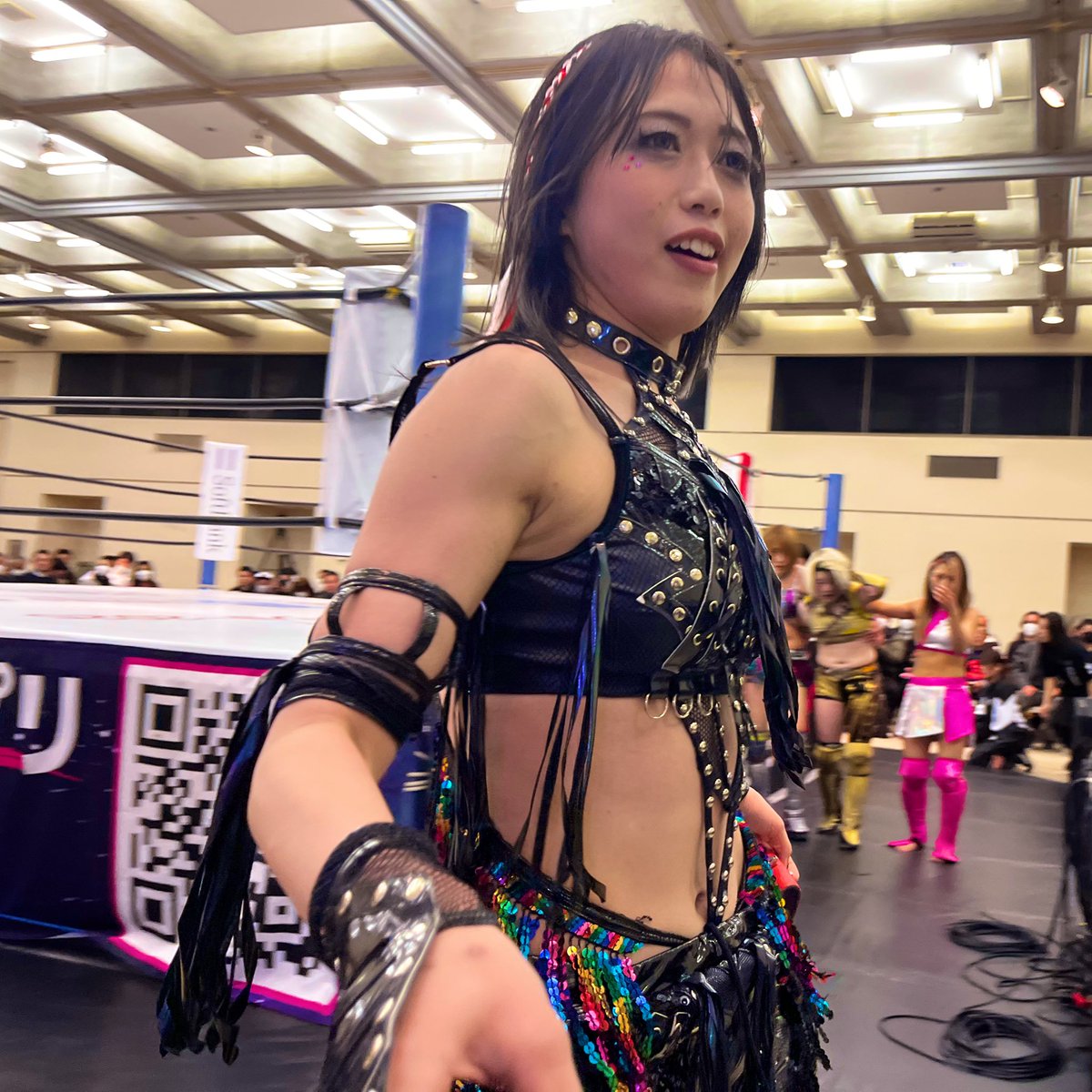 THEKINGCLUB523's tweet photo. 2025.1.17 STARDOM 松山大会

上谷沙弥選手🦅👑🖤②

試合後に姉に作ってもらったうちわを見て沙弥様が「ありがとう〜😈」って言うてくれたぞ！☺️

#上谷沙弥
#PhenexQueen
#STARDOM https://t.co/ikqk2tDXmA