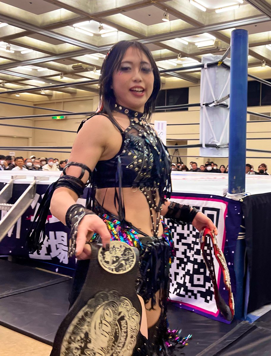 THEKINGCLUB523's tweet photo. 2025.1.17 STARDOM 松山大会

上谷沙弥選手🦅👑🖤②

試合後に姉に作ってもらったうちわを見て沙弥様が「ありがとう〜😈」って言うてくれたぞ！☺️

#上谷沙弥
#PhenexQueen
#STARDOM https://t.co/ikqk2tDXmA