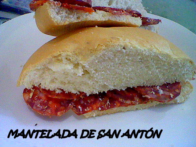 Hoy, en #SanAntón, celebramos la tradición de la mantelada: pan especiado acompañado de embutido ibérico, normalmente chorizo.🍞🌿 Una forma de honrar al santo que protege a los animales. ¡Una costumbre que une generaciones! #Tradición  #Mantelada #Cultura #FiestasPopulares