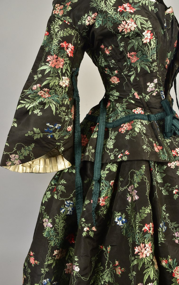 wikivictorian's tweet photo. Evening dress, 1860. Whitaker Auctions. https://t.co/0QlPLIvvrP