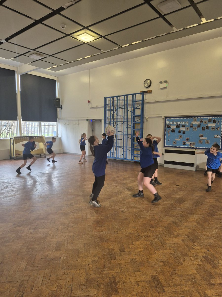TPAYear3_4CN's tweet photo. In #TPAPE, we developed our passing, moving and play within the footwork rule of netball. @DeltaTheParks https://t.co/ymHqp5tbaT