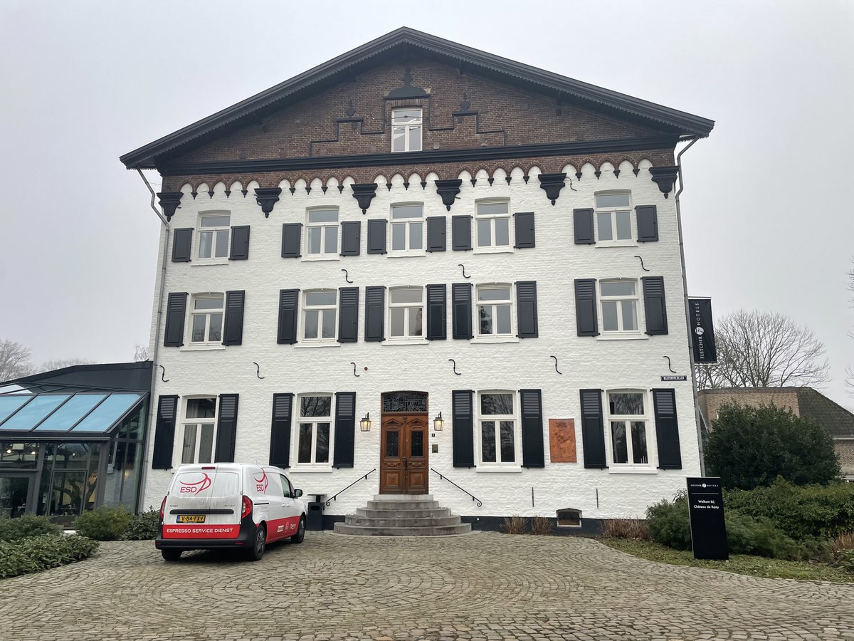 FletcherFootbal's tweet photo. Wij danken @telstar1963nv voor hun komst naar Fletcher Hotel Château De Raay in Baarlo.
Het team speelt vandaag een uitwedstrijd tegen VVV Venlo en wij wensen ze alle succes!
#VVVTEL #Telstar #VVV #KeukenKampioenDivisie #KKD #Baarlo #Venlo #Sportmaaltijd #Matchday #SCTelstar https://t.co/HYUnFDzut6