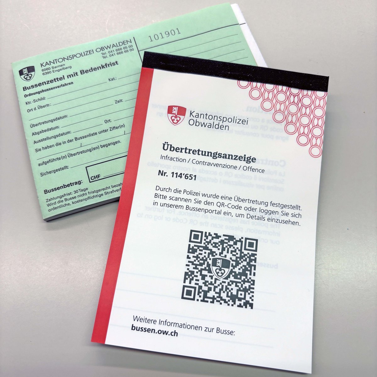 Bussenzettel jetzt mit QR-Code! 📱 Der klassische Einzahlungsschein wird durch einen QR-Code ersetzt 🔁. Elektronische Abwicklung reduziert den Aufwand für alle Beteiligten, inklusive Kantonspolizei. Gleiche Funktion wie andere QR-Code-Zahlungen. Effizient und zeitsparend! 🚔✨