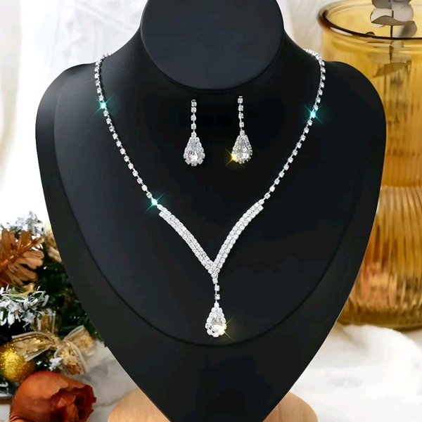 UDkartcom's tweet photo. Sparkle with our Beautiful Korean Rhinestones Zircon Necklace Set, just ₹549! 🌟✨ Made in India with factory prices and assured quality. Don't miss out on this stunning deal! 👉 https://t.co/SaGwOKUEl1 

#Jewelry #fashion https://t.co/VQau6q0k5U