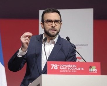 🔴⚡ Info <a href="/libe/">Libération</a> La décision de Faure réouvre les cicatrices du quinquennat Hollande au PS | « 8 ans pour sortir du marasme, retrouver sa dignité et sa place au sein de la gauche. Et un bureau national pour tout gâcher. Chapeau les artistes ! » lâche le socialiste <a href="/mat_monot/">Mathieu Monot</a>.