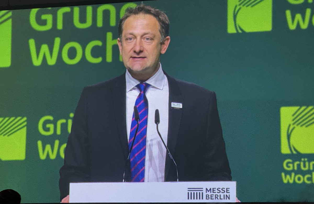 Nachwuchsförderung nötig; “Wir müssen  dafür sorgen, dass der Beruf des Landwirtes wieder interessanter wird“, sagte EU-Agrarkommissar Christophe Hansen in Berlin. Derzeit seien nur knapp 12 % der Landwirte in der EU unter 40 Jahre alt, das Durchschnittsalter: 57. <a href="/gruenewoche/">Grüne Woche</a>
