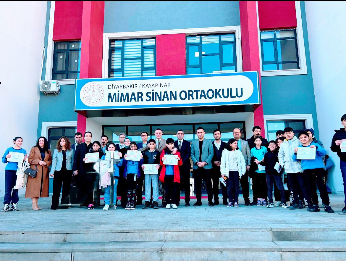 “Bugün öğrencilerimizin karne heyecanına ortak olduk! 

Onların mutluluğunu görmek bizler için en büyük motivasyon kaynağı. 

Tüm öğrencilerimizi tebrik ediyor, iyi tatiller diliyorum! 🌟📚”