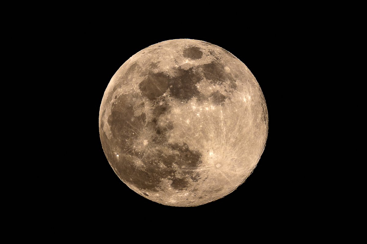 Hoy en #cielosESA...

<a href="/nelosm84/">Nelo</a> nos envía esta bonita imagen de la Luna llena desde Canals

¡Muchas gracias <a href="/nelosm84/">Nelo</a> por tus fotos!

Etiqueta tus 📸📸 con #cielosESA