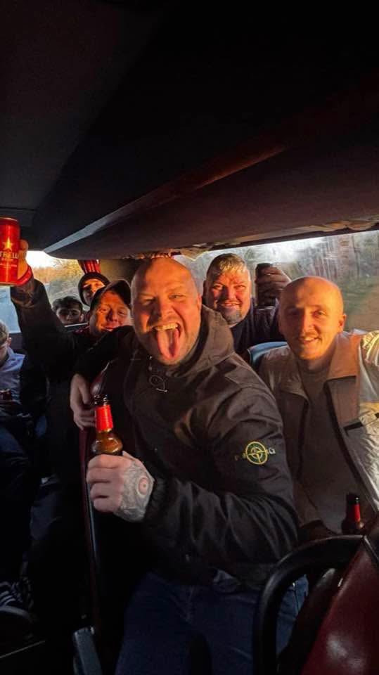 a1smith1987's tweet photo. Sunderland fans on there way down to Burnley for tonight’s game @badge_is_in 🔴⚪️🔴⚪️ https://t.co/4DTr02HKQW