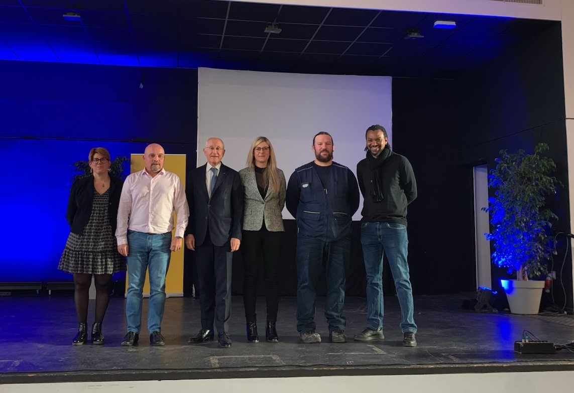 #Voeux2025 | Le déplacement de Philippe Wahl dans les #Vosges s’est clôturé par une cérémonie au cours de laquelle le PDG du <a href="/GroupeLaPoste/">La Poste Groupe</a> a adressé ses meilleurs vœux pour l’année 2025 à tous les postiers et postières vosgiens ✨