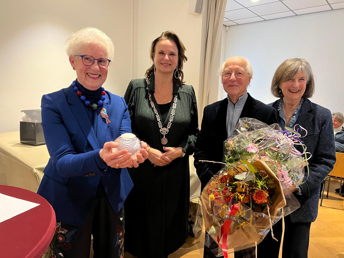 Ria Vergouwen ontving vandaag een Parel van Voorschoten. Ze kreeg de onderscheiding voor haar jarenlange vrijwillige inzet voor het Vrouwen Netwerk Voorschoten. Burgemeester <a href="/NStemerdink/">Nadine Stemerdink</a> reikte de Parel uit. Lees meer via 👉 tinyurl.com/556t77mw