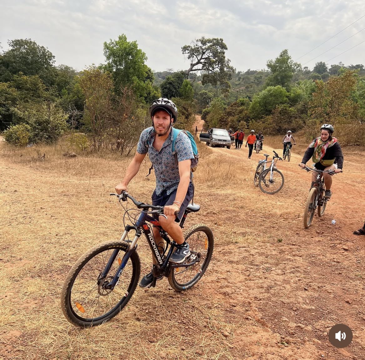En séjour à Labé nous avons eu le plaisir d’accompagner en vélo dans certains lieux le groupe SANKE CIE CIRK venus de la France.

Le tourisme un moyen pour la promotion d’u  développement local et participatif.

#monvillage, #tourisme #Guinee