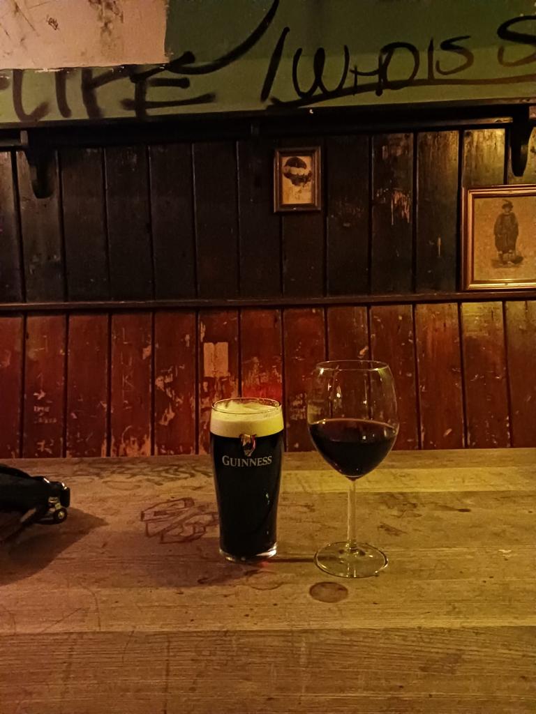 #BeerOClock in Limerick Bill's Irish Bar, Innsbrück.
Dingy, dark... And damned fantastic.
Cheers!🍻
