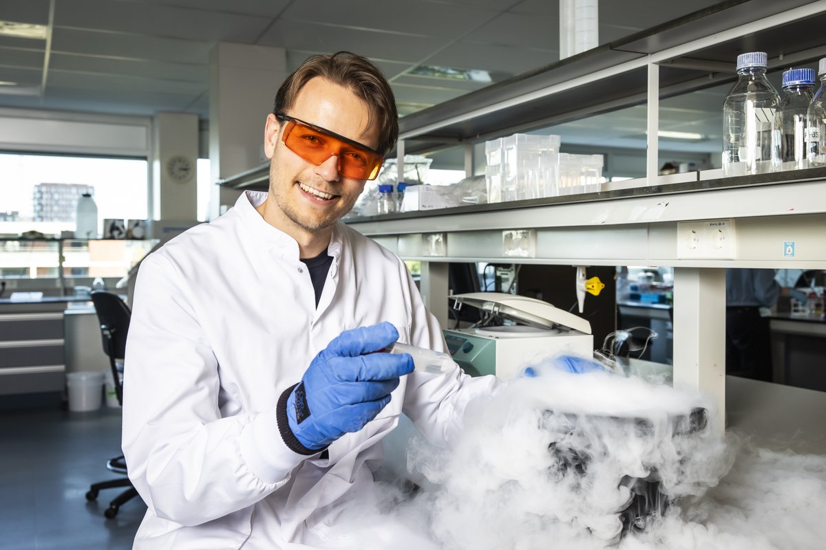 Researcher Daan Kloosterman has been granted the Antoni van Leeuwenhoek award 2024 today. <a href="/djkloosterman/">Daan J. Kloosterman</a> investigates the way white blood cells can fight brain tumors όr help them in Leila Akkari's group ➡️ bit.ly/4g01ZhL