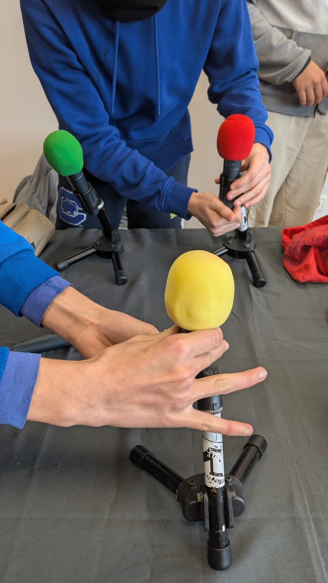 [EMI] Deuxième séance du #Clubradio du <a href="/CollegeGSand/">Collège George Sand</a>. Toujours accompagnés d’Alexandra Josse, les #élèves sont rentrés dans le vif du sujet en interviewant des #étudiants de l’<a href="/enacfrance/">ENAC</a> qui participent au tutorat d’élèves de l’établissement #GSRadio #Laradioquiltefaut
