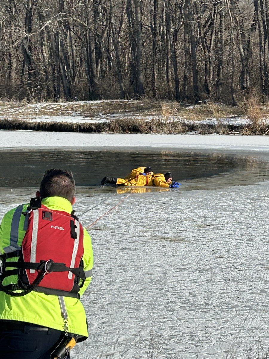 LeawoodFire's tweet photo. 🚨 Ice Rescue Training! 🚨

Your LFD is committed to keeping our community safe year-round, no matter the weather. 🌨️❄️🧊 This week, our firefighters have been honing their skills with ice rescue training.📸 Check out these photos of our crews in action! https://t.co/encJUrdKU5