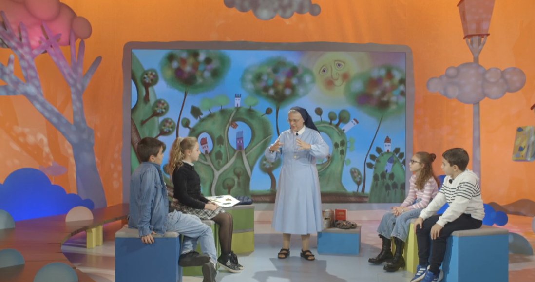 TV2000it's tweet photo. Caro Gesù domani #18gennaio ore 10.15 su #Tv2000
🔸Il catechista Stefano Iovino spiega il ruolo dei #Profeti

🔹Il cantastorie Mario Incudine interpreta la storia di #Parsifal 

🔸Din Don Art e il pappagallo Tommasino realizzano una speciale corona utile per dire le preghiere

🔹Suor Emma spiega ai bambini il sacramento della #Cresima 

📺Canale 28 📡157 Sky 📲 App https://t.co/ai29l1RSOD