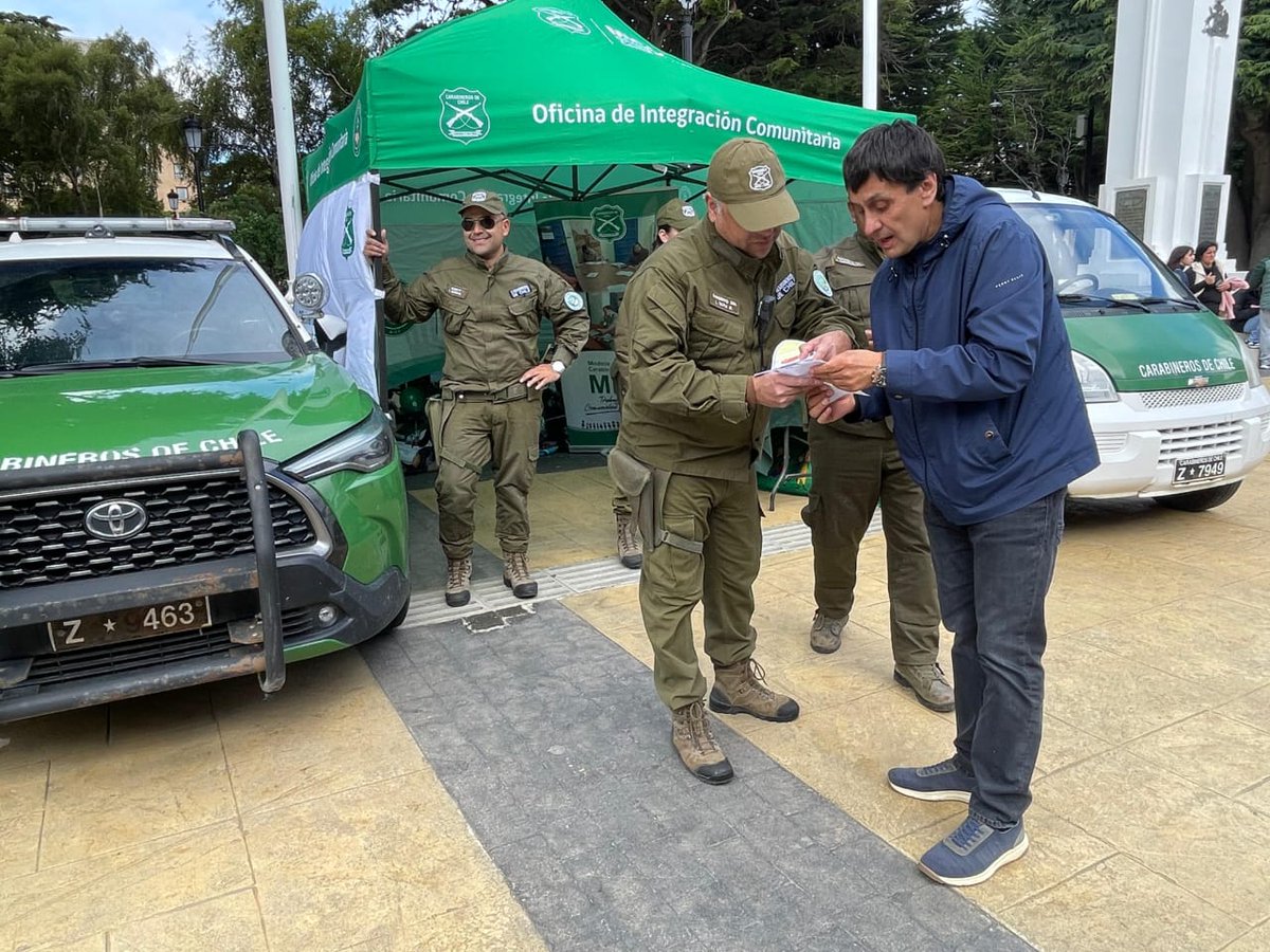 CarabMagallanes's tweet photo. Esta semana las @CarabMicc de la 1a Com. #PuntaArenas participaron en el cierre de actividades de #CEVAS, realizada en la plaza #MuñozGamero, donde se instaló un stand entregando información y recomendaciones de auto ciudado, como también N° de emergencia actualizados. https://t.co/rXVdNiKcz7